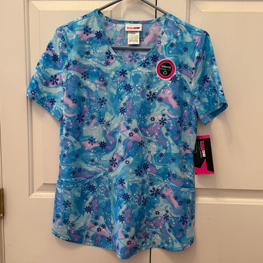 Scrub top - Fun snowflake pattern NWT